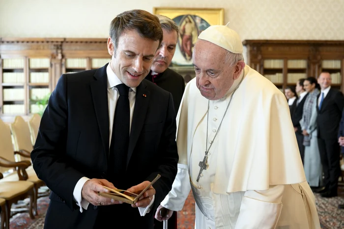 Emmanuel Macron, într-o întâlnire cu Papa Francisc Foto: Profimedia 