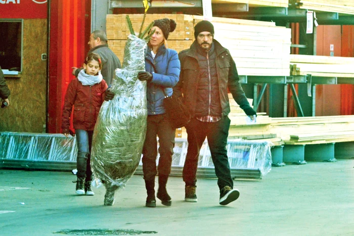 Adi a mers cu soţia şi fiica sa să cumpere brad de CrăciunFoto: Mihai Caliu