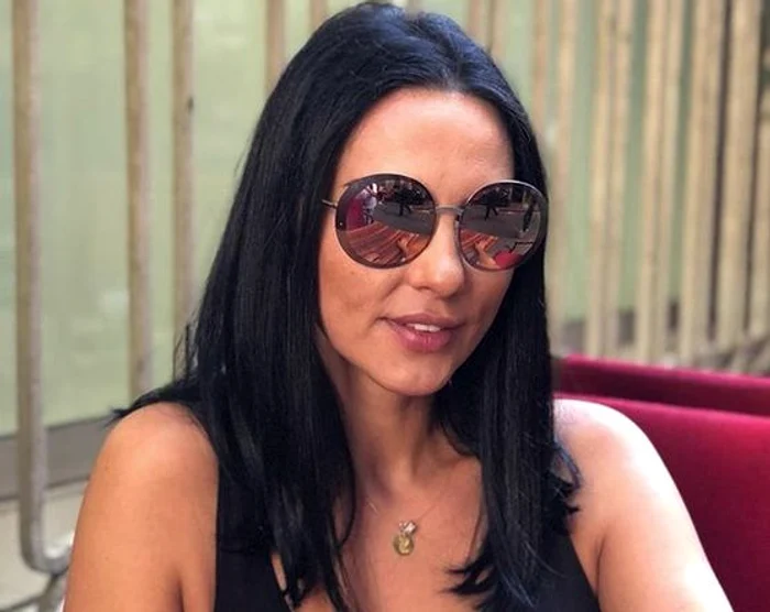 Proaspăta mămică se relaxează la piscina din curtea casei Foto Instagram