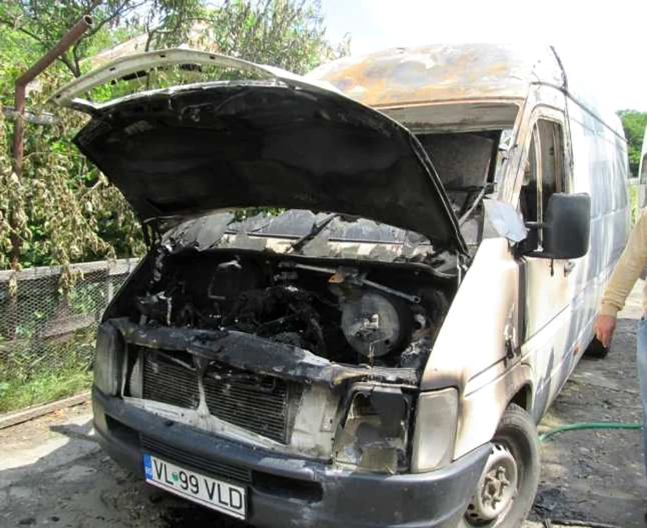 FOTO Maşina primăriei Laloşu şi cea a primarului Nicu Constantin