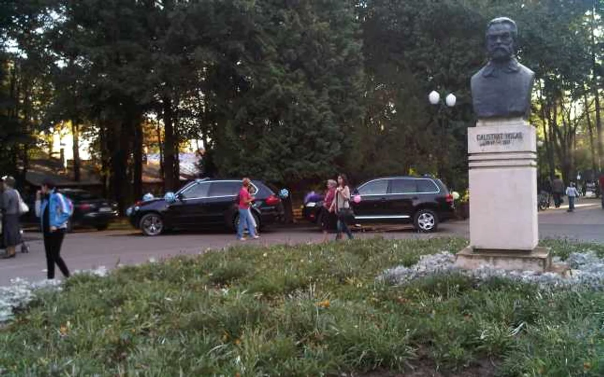 Maşini parcate pe aleile din parc la Iaşi