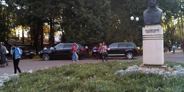Maşini parcate pe aleile din parc la Iaşi