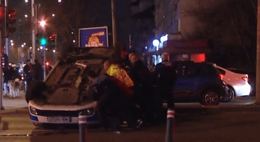 O mașină de poliție s-a răsturnat în București, după ce a intrat într-un taxi