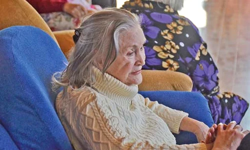 Zina Dumitrescu a  fost adusă în 2013  la acest cămin de  bătrâni, de fiul ei,  Cătălin Negreanu jpeg