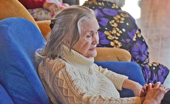 Zina Dumitrescu a fost adusă în 2013 la acest cămin de bătrâni, de fiul ei, Cătălin Negreanu