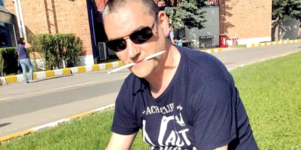 Horia Ghibuţiu, alături  de capturile sale la cea  mai recentă ediţie a  târgului de carte Bookfest  