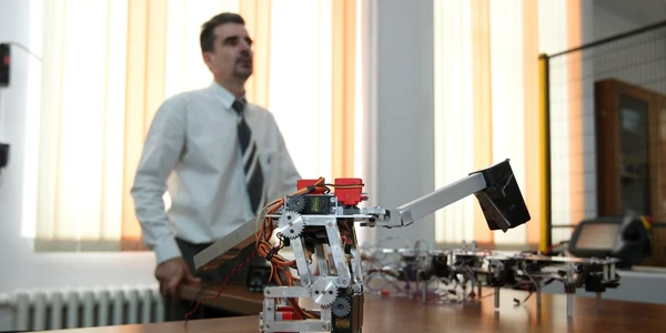 „Dino“, robotul cu două picioare din Laboratorul de Robotică
