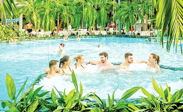 
    Mulţi bucureşteni se îngrămădesc în această perioadă la Therme  