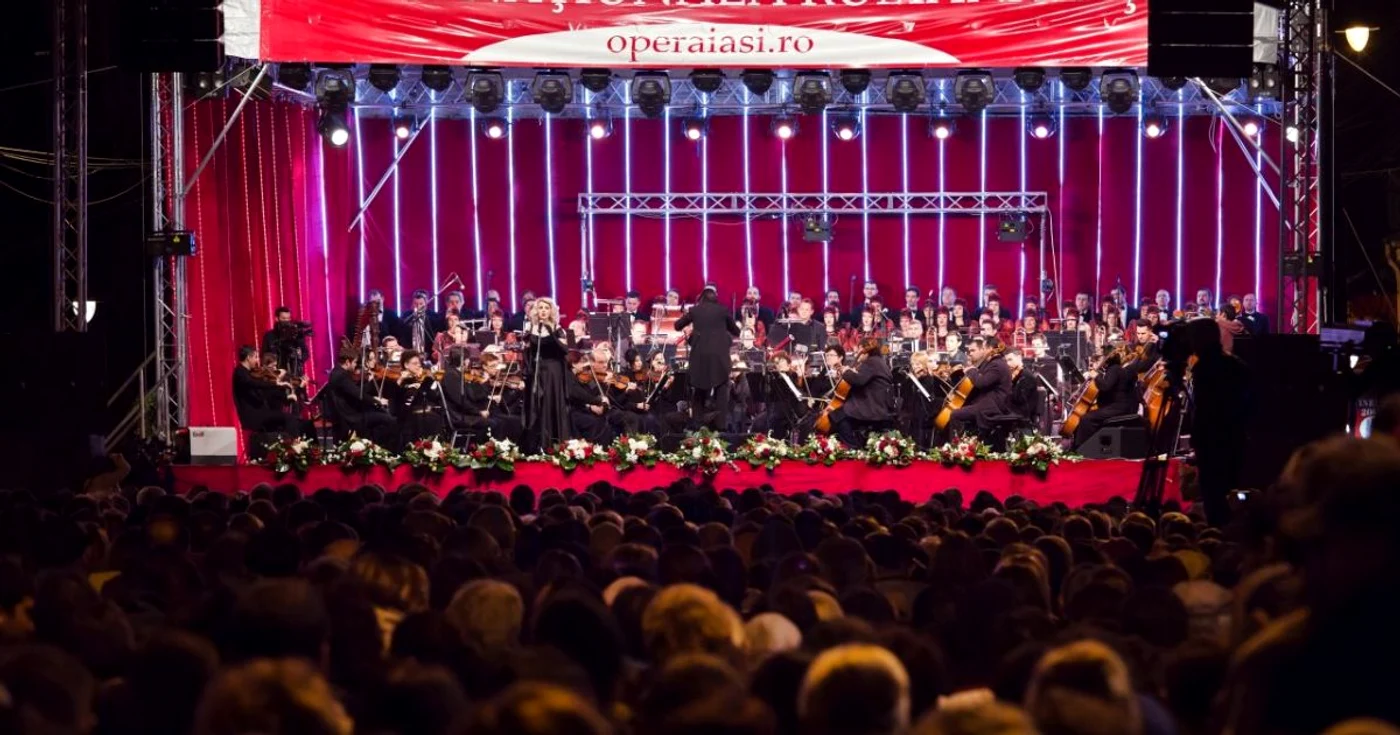 Mii de ieşeni au asistat la concertul Operei Naţionale Române Iaşi, 
desfăşurat pe pietonalul din faţa Primăriei Iaşi FOTO: Opera Naţională 
Română Iaşi