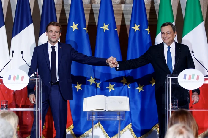 Emmanuel Macron (stânga) şi Mario Draghi în conferinţa de presă de după semnarea tratatului franco-italian FOTO EPA-EFE