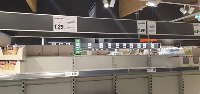 Rafturile goale, o imagine comună marilor magazine, după declanşarea isteriei provocate de coronavirus