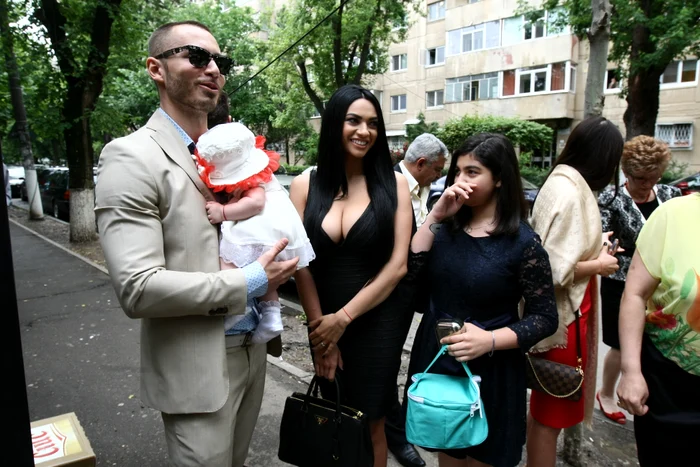 
    Sonny Flame, Elena, soţia lui şi fetiţa  