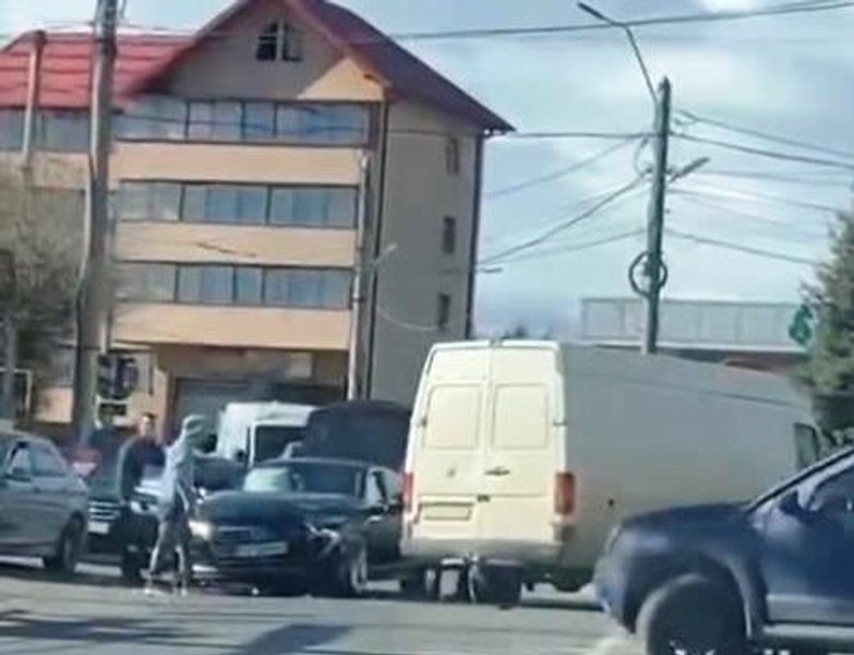 Un copil a fost  filmat în timp ce conducea un BMW în județul Suceava VIDEO