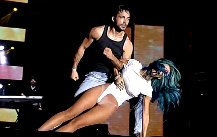 
    Andreea Bălan (31 de ani) a avut probleme cu garderoba la Media Music Awardsfoto: Captură Video MMA  