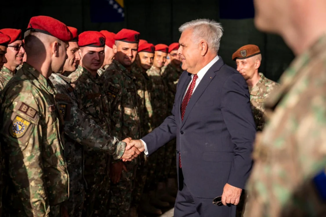 Angel Tîlvăr s-a întâlnit cu militarii români din EUFOR ALTHEA, miercuri, 9 oct. 2024. FOTO MAPN