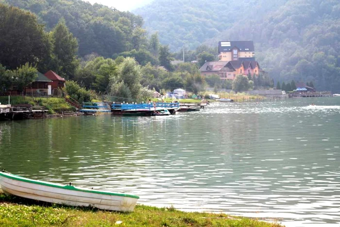 Cele mai frumoase lacuri de pescuit: Cinciş, lacul care a înghiţit cinci sate