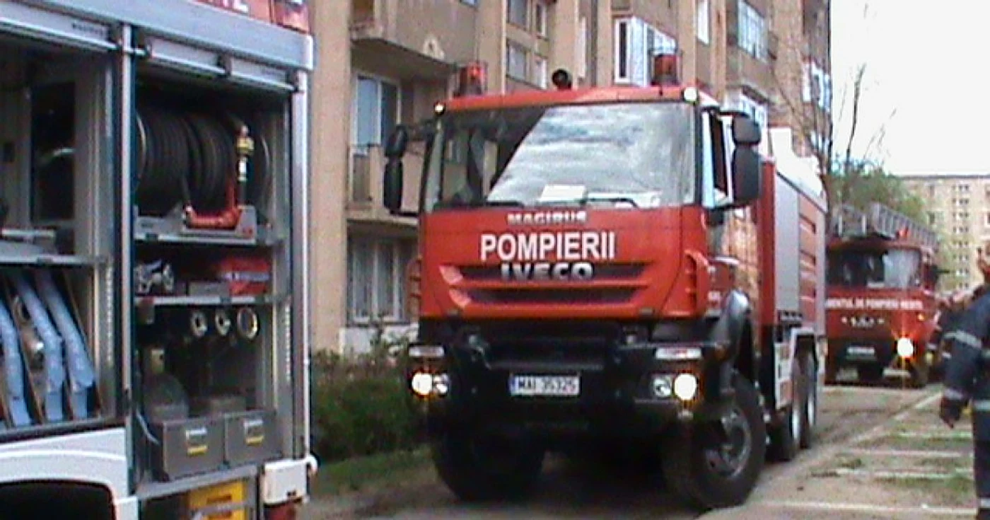Două autospeciale cu apă şi spumă şi o autoscară au ajuns rapid la faţa locului FOTO CRISTIAN FRANŢ