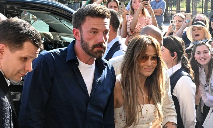 Bennifer, Paris, hăituiți de paparazzi jpg