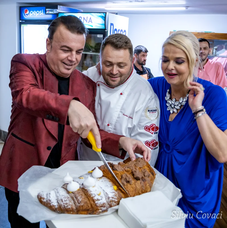 Iuliana Marciuc i-a adus un croissant gigantic lui Adrian Enache
