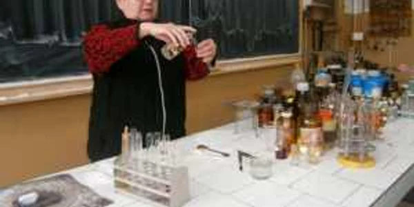 Georgeta Udrea predă chimie la Colegiul "Gheorghe Ţiţeica" de peste trei decenii