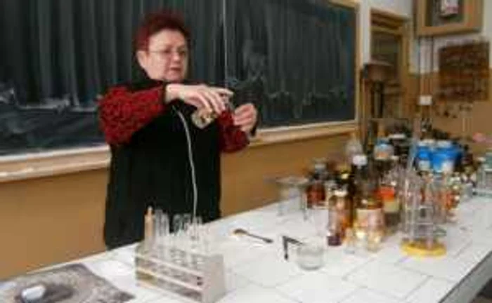 Georgeta Udrea predă chimie la Colegiul "Gheorghe Ţiţeica" de peste trei decenii