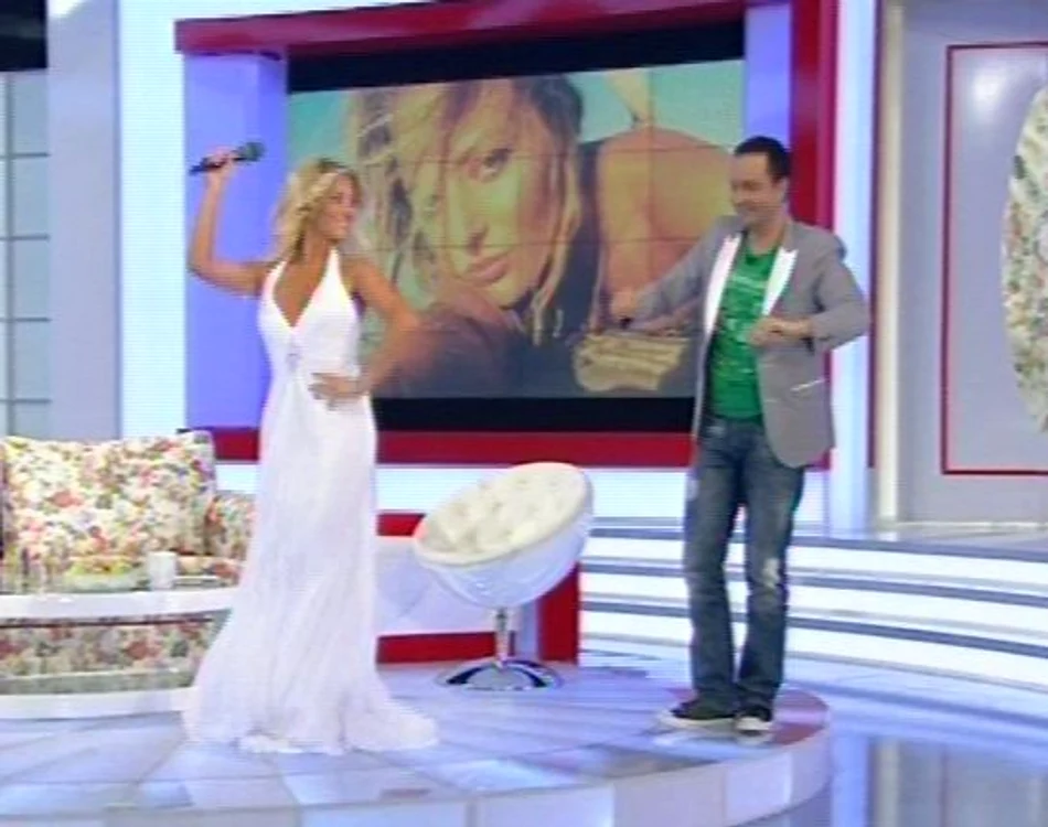 
    Delia a probat 3 rochii de mireasă (Foto: Captură video Pro TV)  