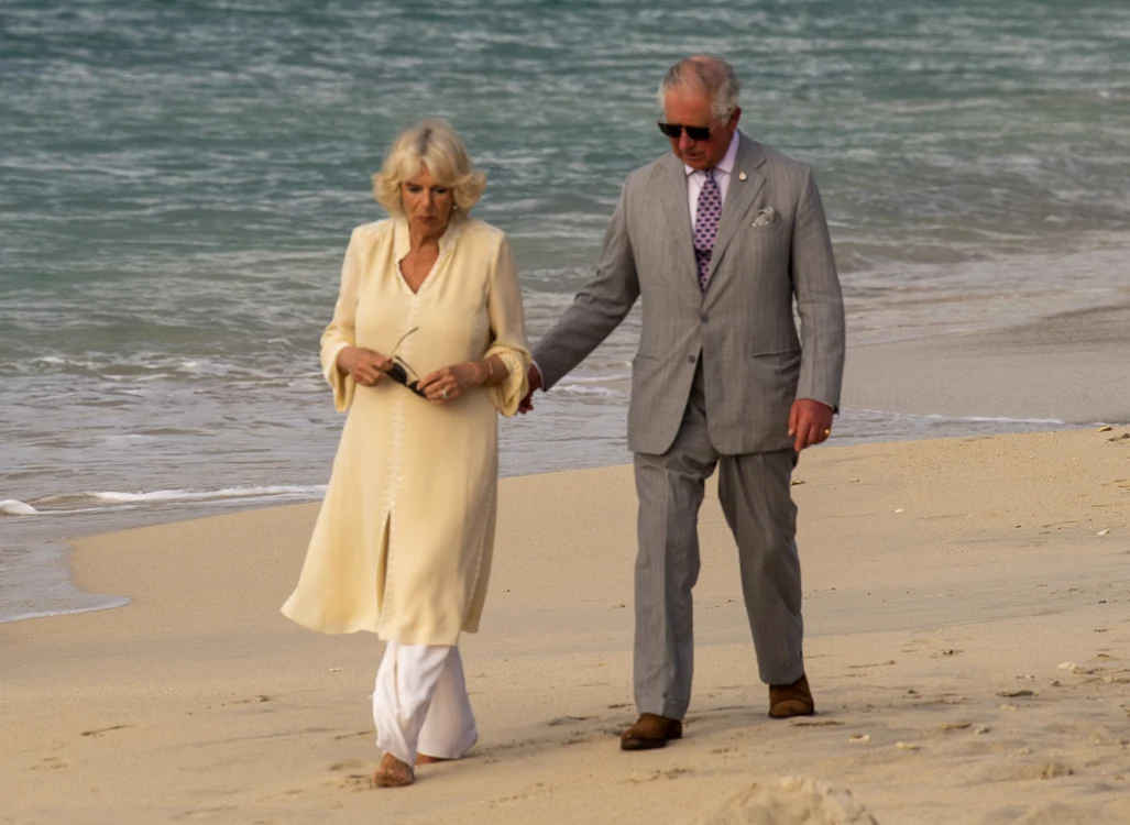 Camilla a renunțat la pantofi, ca să simtă nisipul fin sub tălpi