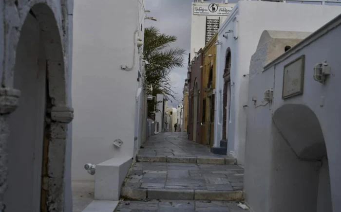 Mii de locuitori au părăsit Santorini zguduiți de sutele de cutremure. Sirsă foto: AP