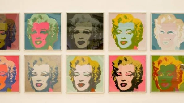 Andy Warhol, designerul care a turnat cutia cu supă direct pe rochia femeii americane jpeg