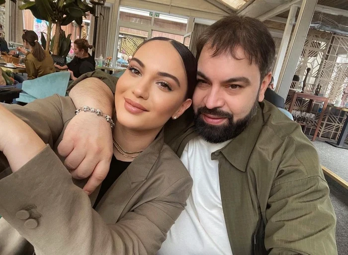 
    Karmen, alături de părinții ei  