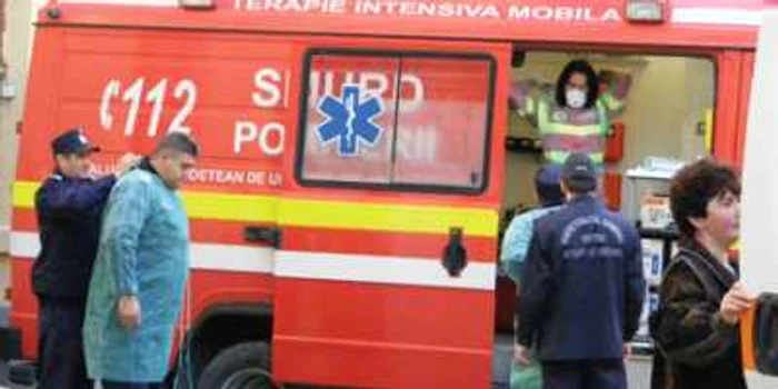 Bolnavii în stare gravă sunt preluaţi de ambulanţă