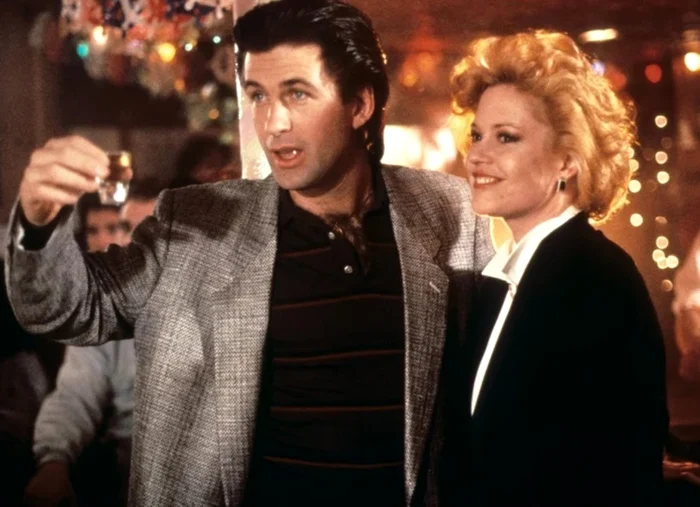 Scenă din filmul &quot;O femeie face carieră&quot; (1988) în care apar personajele Mick şi Tess