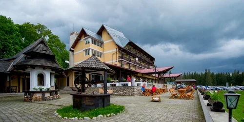 Cabana Trei Brazi este situată într-un decor natural superb