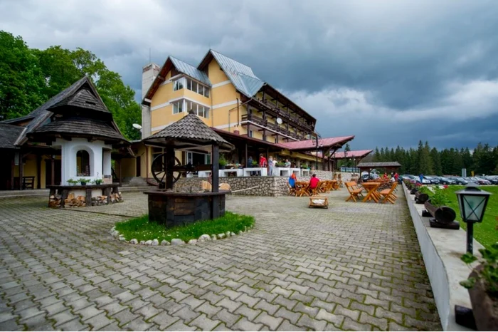 Cabana Trei Brazi este situată într-un decor natural superb. FOTOcabantreibrazi.eu