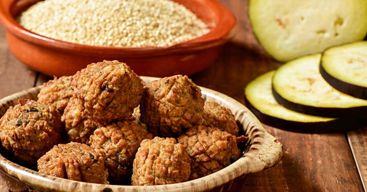 Rețeta simplă pe care o poți pregăti în câteva minute. Chiftelele de vinete umplute cu brânză, ideale pentru o masă rapidă