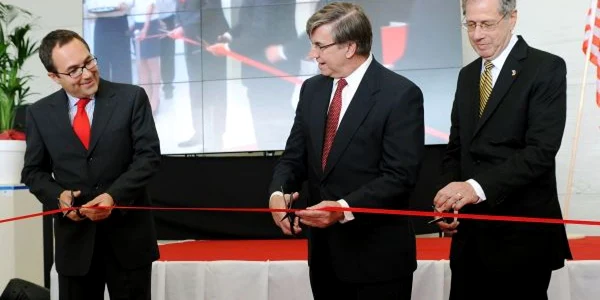Panglica a fost tăiată de reprezentanţii ICCO şi Lockheed Martin în prezenţa ambasadorului SUA. Foto: Laci Antal.