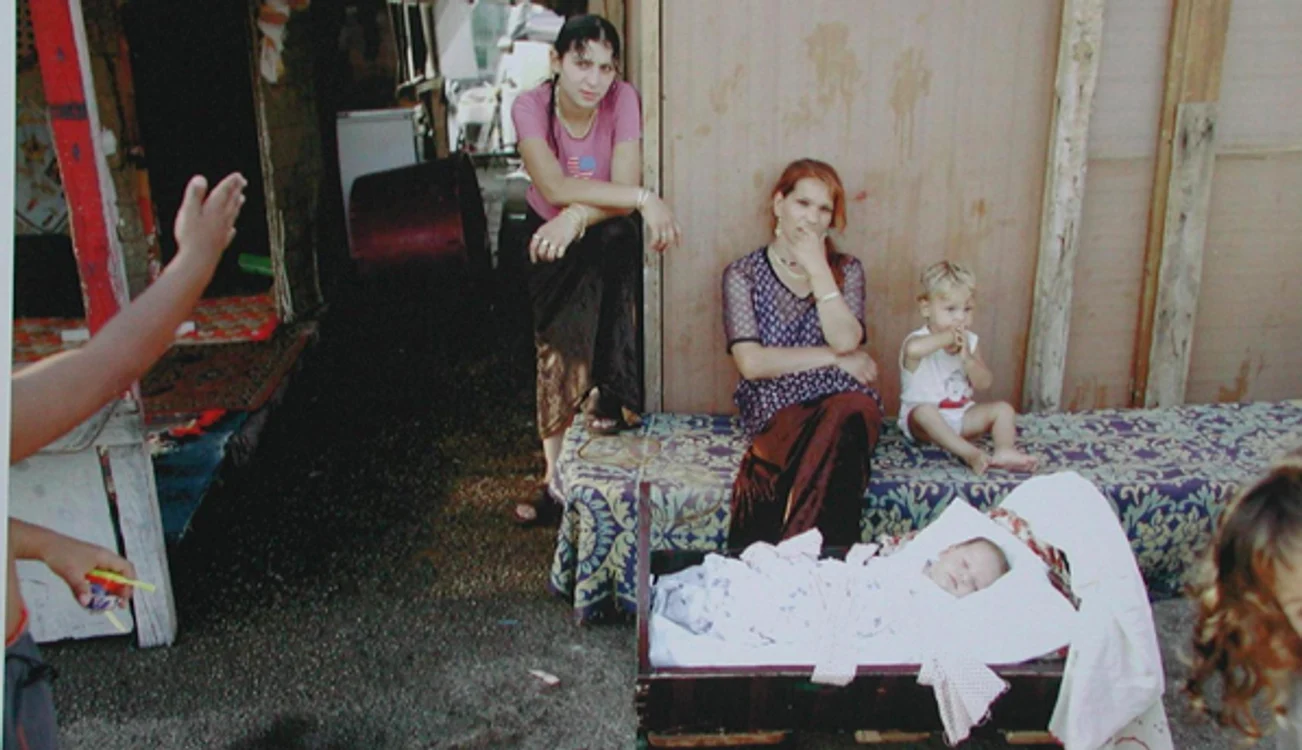 
    Tabăra în care locuiesc ţiganii din România este ilegală  