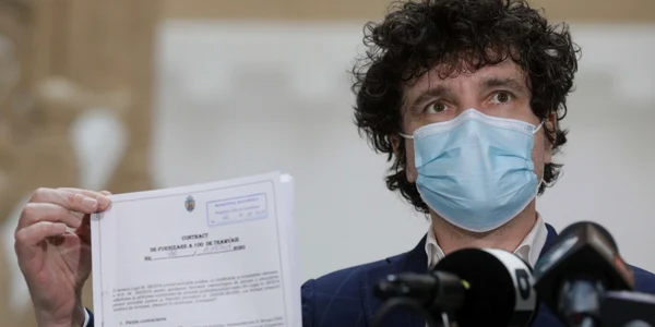 Primarul general Nicusor Dan face declaratii de presa dupa semnarea unui contract de achizitie a 100 de tramvaie FOTO Inquam Photos / Octav Ganea