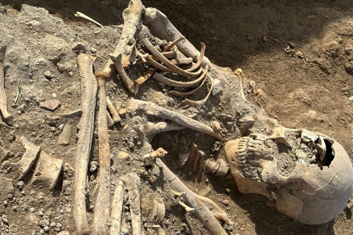 Femeia și copilul au fost dezgropați într-un cimitir medieval din Sipontum