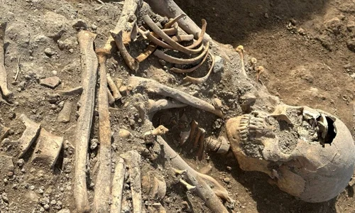Femeia și copilul au fost dezgropați într-un cimitir medieval din Sipontum