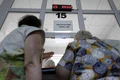 Pensionari discută cu reprezentanții presei și oficialii Caselor de Pensii de care aparțin privind recalcularea pensiei, în București. FOTO Inquam Photos / Octav Ganea