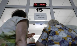 Pensionari discută cu reprezentanții presei și oficialii Caselor de Pensii de care aparțin privind recalcularea pensiei, în București. FOTO Inquam Photos / Octav Ganea