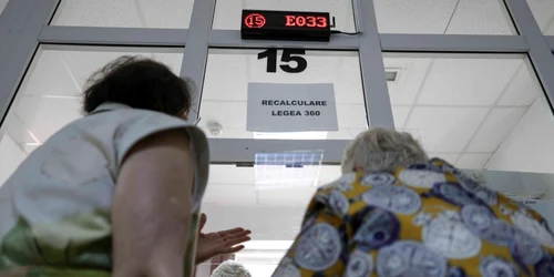 Pensionari discută cu reprezentanții presei și oficialii Caselor de Pensii de care aparțin privind recalcularea pensiei, în București. FOTO Inquam Photos / Octav Ganea