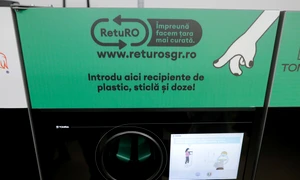 Mircea Fechet, ministrul Mediului și Nicolae Ciucă, președintele Senatului, participă la evenimentul de lansare a Sistemului Garanţie-Returnare RetuRO la un supermarket din București. FOTO Inquam Photos / George Călin