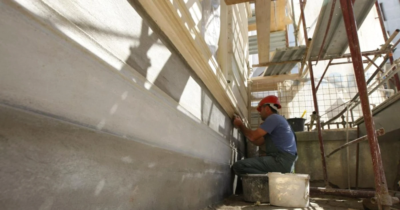 Renovarea unei case trebuie să pornească de jos în sus, de la fundaţie la structura de rezistenţă şi mai apoi la zidărie şi acoperiş FOTO Eduard Enea