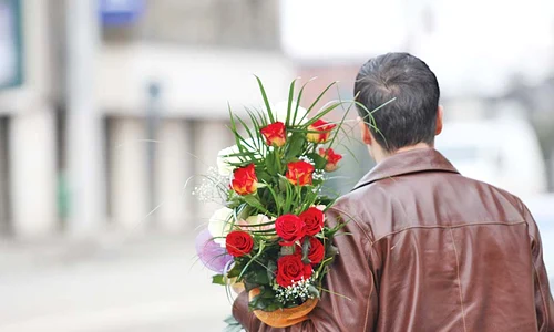9 acasa 4  1col tanar la intalnire cu un buchet de flori in mana iasi fc jpeg
