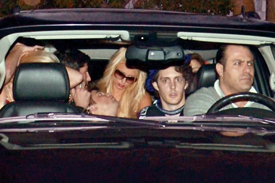 Paris Hilton şi-a sărutat cu foc noul iubit tinerel, în vreme ce în maşină erau şi alţi bărbaţi care se amuzau pe seama ei (fotografii: guliver)
