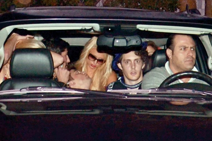 Paris Hilton şi-a sărutat cu foc noul iubit tinerel, în vreme ce în maşină erau şi alţi bărbaţi care se amuzau pe seama ei (fotografii: guliver)