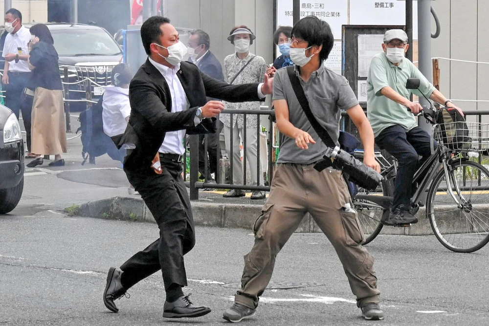 Asasinul fostului premier japonez Shinzo Abe și-a cerut iertare în faţa instanţei pentru fapta sa. Ce l-a determinat să comită crima