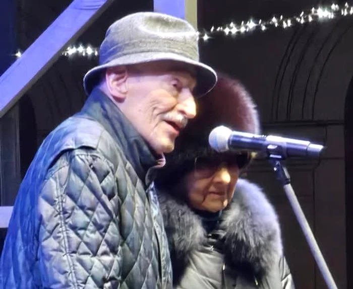 Actorul Victor Rebenciug și soția sa, în Piața Universității